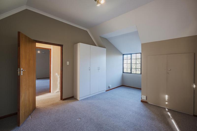 4 Bedroom Property for Sale in Clovelly Western Cape